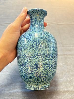 A Chinese white-glazed garlic-head vase and a robin’s egg-glazed vase, Qianlong mark, 20th C. — 照片 11