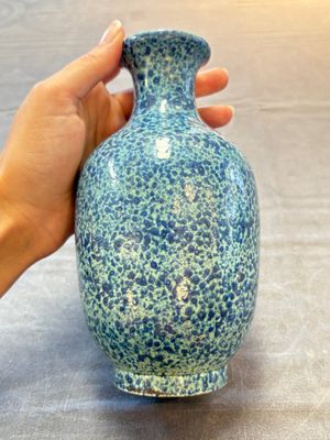 A Chinese white-glazed garlic-head vase and a robin’s egg-glazed vase, Qianlong mark, 20th C. — 照片 12