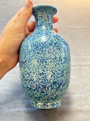 A Chinese white-glazed garlic-head vase and a robin’s egg-glazed vase, Qianlong mark, 20th C. — 照片 13