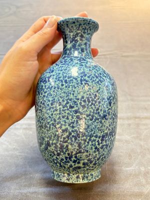 A Chinese white-glazed garlic-head vase and a robin’s egg-glazed vase, Qianlong mark, 20th C. — 照片 14