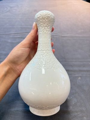A Chinese white-glazed garlic-head vase and a robin’s egg-glazed vase, Qianlong mark, 20th C. — 照片 2