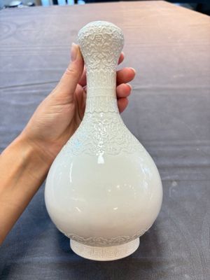A Chinese white-glazed garlic-head vase and a robin’s egg-glazed vase, Qianlong mark, 20th C. — 照片 3