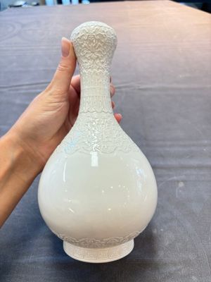 A Chinese white-glazed garlic-head vase and a robin’s egg-glazed vase, Qianlong mark, 20th C. — 照片 4