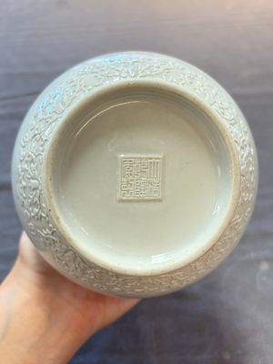 A Chinese white-glazed garlic-head vase and a robin’s egg-glazed vase, Qianlong mark, 20th C. — 照片 6