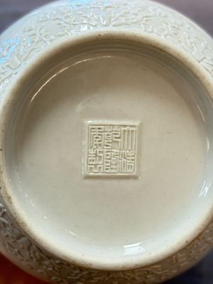 A Chinese white-glazed garlic-head vase and a robin’s egg-glazed vase, Qianlong mark, 20th C. — 照片 7