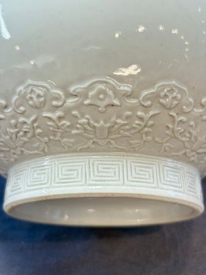 A Chinese white-glazed garlic-head vase and a robin’s egg-glazed vase, Qianlong mark, 20th C. — 照片 8