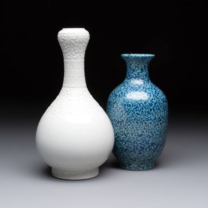 A Chinese white-glazed garlic-head vase and a robin’s egg-glazed vase, Qianlong mark, 20th C. — 照片 1