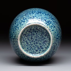 A Chinese white-glazed garlic-head vase and a robin’s egg-glazed vase, Qianlong mark, 20th C. — 照片 11