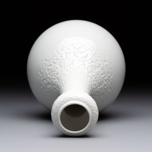 A Chinese white-glazed garlic-head vase and a robin’s egg-glazed vase, Qianlong mark, 20th C. — 照片 12