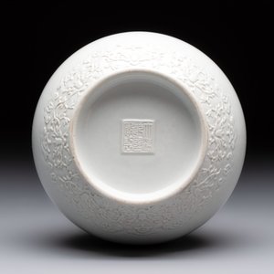 A Chinese white-glazed garlic-head vase and a robin’s egg-glazed vase, Qianlong mark, 20th C. — 照片 13