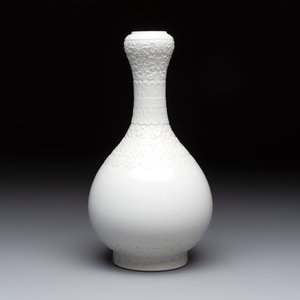 A Chinese white-glazed garlic-head vase and a robin’s egg-glazed vase, Qianlong mark, 20th C. — 照片 2