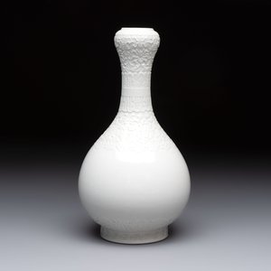A Chinese white-glazed garlic-head vase and a robin’s egg-glazed vase, Qianlong mark, 20th C. — 照片 3