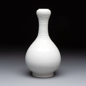 A Chinese white-glazed garlic-head vase and a robin’s egg-glazed vase, Qianlong mark, 20th C. — 照片 4