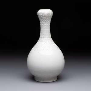 A Chinese white-glazed garlic-head vase and a robin’s egg-glazed vase, Qianlong mark, 20th C. — 照片 5