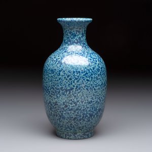 A Chinese white-glazed garlic-head vase and a robin’s egg-glazed vase, Qianlong mark, 20th C. — 照片 6