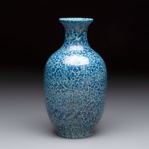 A Chinese white-glazed garlic-head vase and a robin’s egg-glazed vase, Qianlong mark, 20th C. — 照片 7