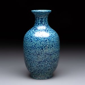 A Chinese white-glazed garlic-head vase and a robin’s egg-glazed vase, Qianlong mark, 20th C. — 照片 8