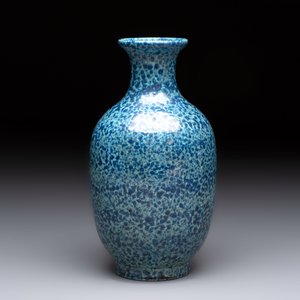 A Chinese white-glazed garlic-head vase and a robin’s egg-glazed vase, Qianlong mark, 20th C. — 照片 9