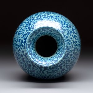 A Chinese white-glazed garlic-head vase and a robin’s egg-glazed vase, Qianlong mark, 20th C. — 照片 10