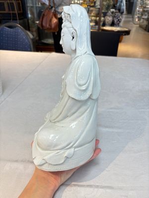 A Chinese white-glazed Guanyin, Kangxi mark, 19th C. — photo 3
