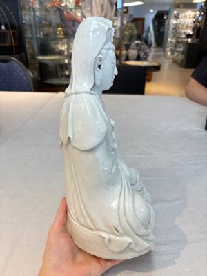 A Chinese white-glazed Guanyin, Kangxi mark, 19th C. — photo 5