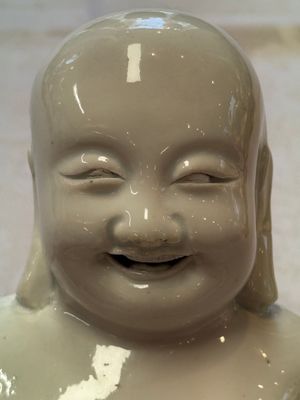 A Chinese white-glazed Milefo Buddha, 19th C. — photo 2