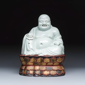 A Chinese white-glazed Milefo Buddha on a gilt-lacquered wooden lotus throne — photo 2