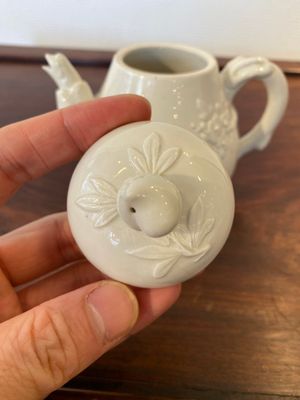 A Chinese white-glazed teapot, inscribed Yi Gong 逸公, 18/19th C. — photo 5