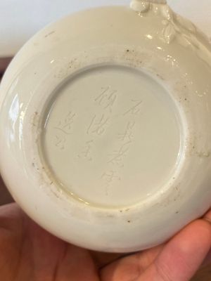 A Chinese white-glazed teapot, inscribed Yi Gong 逸公, 18/19th C. — photo 10