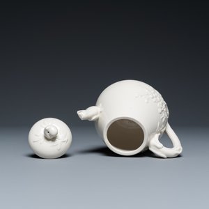 A Chinese white-glazed teapot, inscribed Yi Gong 逸公, 18/19th C. — photo 6