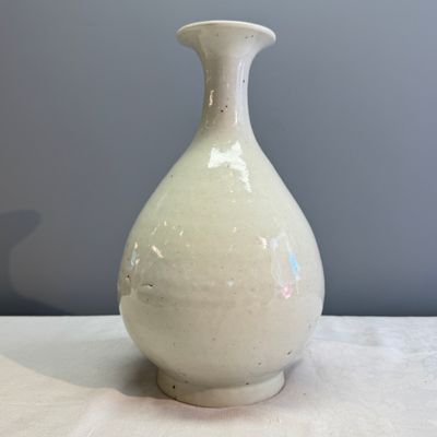 A Chinese white-glazed 'Yuhuchunping' vase — photo 4