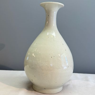 A Chinese white-glazed 'Yuhuchunping' vase — photo 5