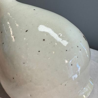 A Chinese white-glazed 'Yuhuchunping' vase — photo 6