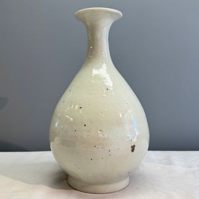 A Chinese white-glazed 'Yuhuchunping' vase — photo 1