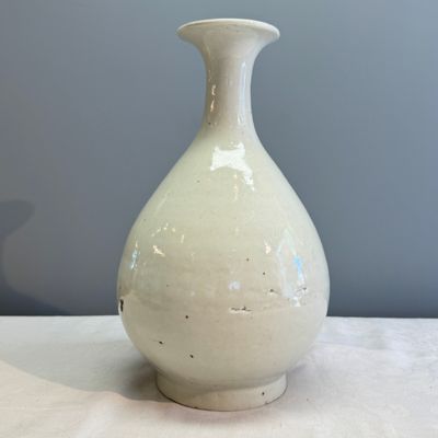 A Chinese white-glazed 'Yuhuchunping' vase — photo 2