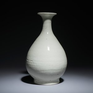 A Chinese white-glazed 'Yuhuchunping' vase — photo 2