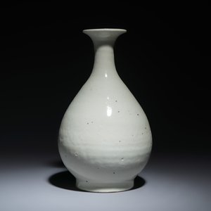 A Chinese white-glazed 'Yuhuchunping' vase — photo 3