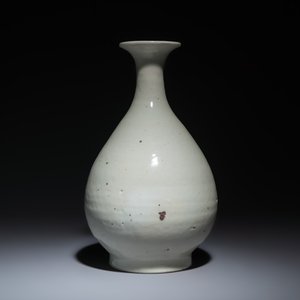 A Chinese white-glazed 'Yuhuchunping' vase — photo 4