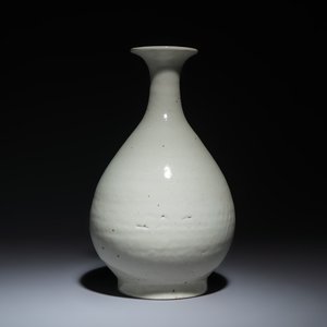 A Chinese white-glazed 'Yuhuchunping' vase — photo 5