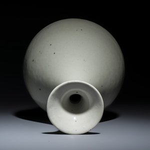 A Chinese white-glazed 'Yuhuchunping' vase — photo 6