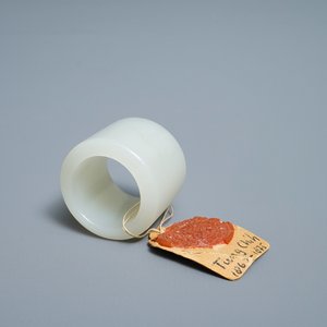 A Chinese white jade archer's ring, Qing — photo 1