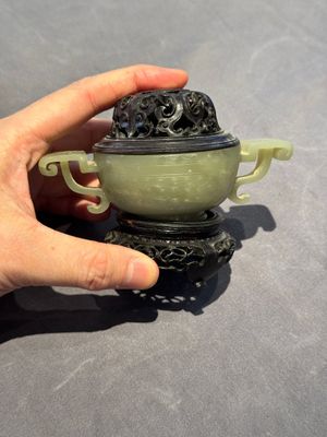 A Chinese white jade bowl with ruyi-shaped handles, wooden cover and stand, 18/19th C. — photo 1