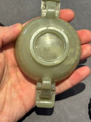 A Chinese white jade bowl with ruyi-shaped handles, wooden cover and stand, 18/19th C. — photo 15