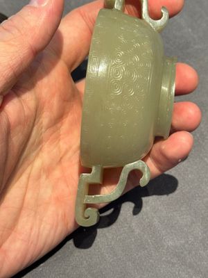 A Chinese white jade bowl with ruyi-shaped handles, wooden cover and stand, 18/19th C. — photo 17
