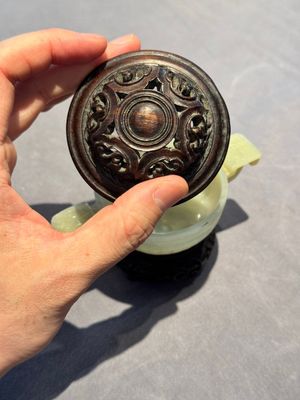 A Chinese white jade bowl with ruyi-shaped handles, wooden cover and stand, 18/19th C. — photo 2