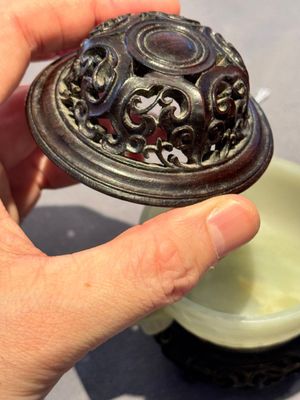 A Chinese white jade bowl with ruyi-shaped handles, wooden cover and stand, 18/19th C. — photo 6