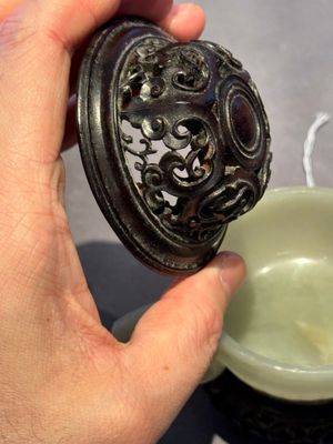 A Chinese white jade bowl with ruyi-shaped handles, wooden cover and stand, 18/19th C. — photo 7