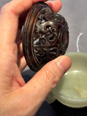A Chinese white jade bowl with ruyi-shaped handles, wooden cover and stand, 18/19th C. — photo 8