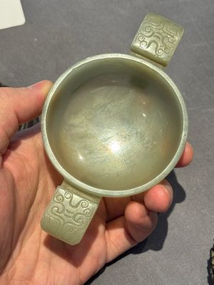 A Chinese white jade bowl with ruyi-shaped handles, wooden cover and stand, 18/19th C. — photo 9