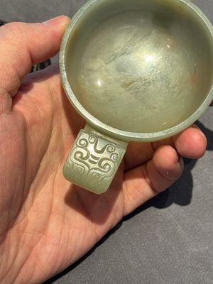 A Chinese white jade bowl with ruyi-shaped handles, wooden cover and stand, 18/19th C. — photo 10